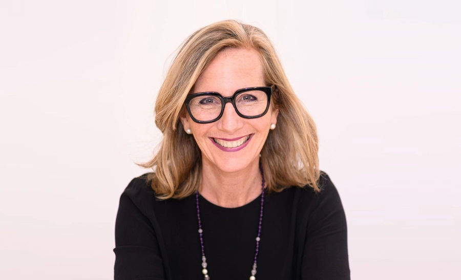 Vicki Saunders headshot.