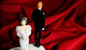 divorce-wedding-cake-stand-red-background